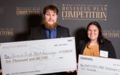 亚伦西蒙和阿什利霍斯金斯西弗吉尼亚大学商业计划竞赛中获得第一名