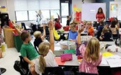 澳大利亚各地的学校开始看到学生交错返回教室