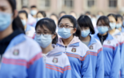 下午课后半小时户外运动学生们也全程佩戴口罩