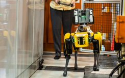 福特在VanDyke变速箱工厂使用四足机器人进行实验