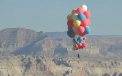 魔术师抓52个气球升至7500米高空后一跳而下