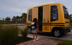 告知佛罗里达绿色小镇正在测试无人驾驶小型校车巴士