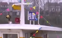 小学老师每天开船接送学生上学