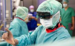 医生使用Hololens2AR眼镜进行脊柱全息手术