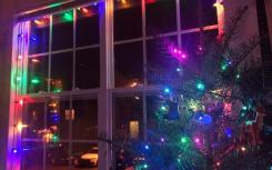 遵循这些简单的圣诞灯技巧装饰您的公寓