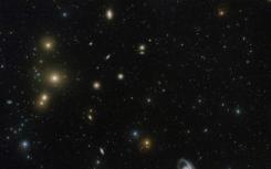 巨型星团的重力变形 放大来自遥远星系的光