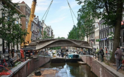 查看安装在阿姆斯特丹的世界上第一座3D打印钢桥