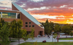犹他州的一所大学如何以9000美元的价格提供在线学士学位