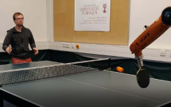 研究人员教机器人在1.5小时内打乒乓球