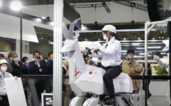 为科幻牛仔骑上鞍川崎有一只可骑的机器人山羊
